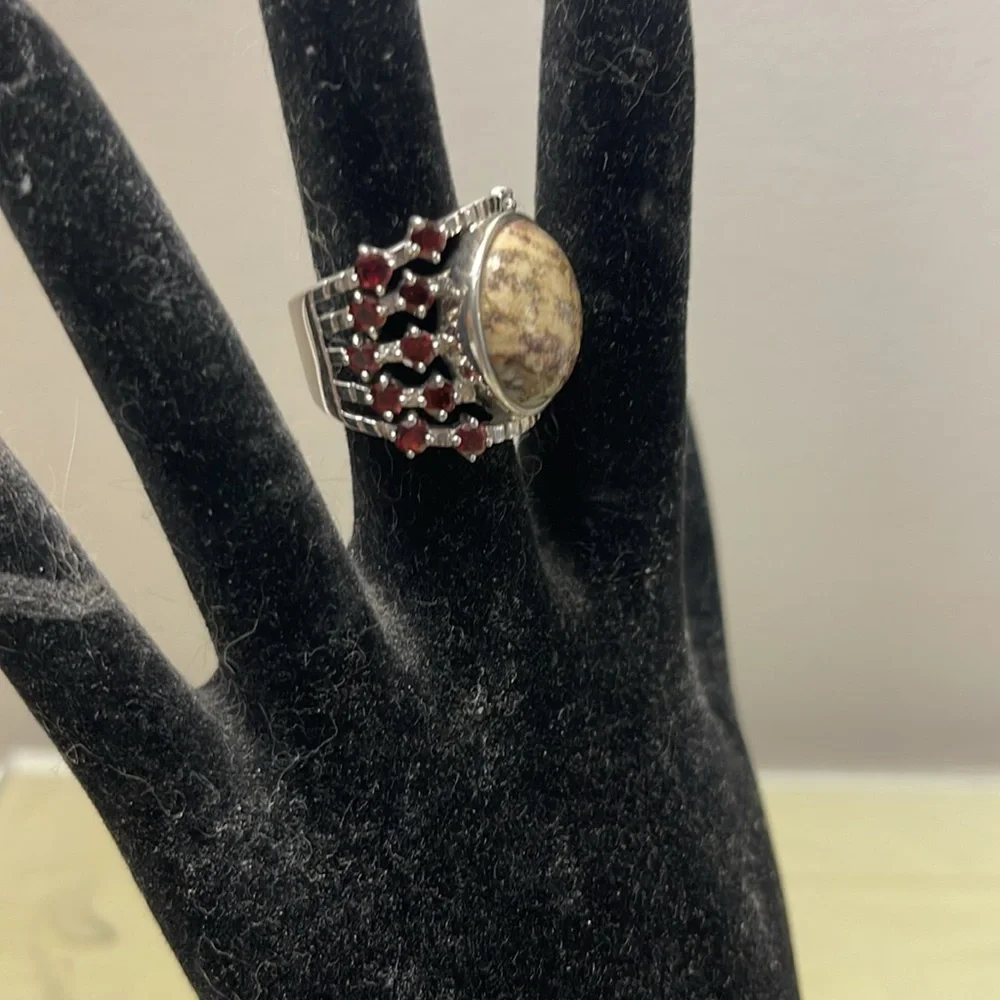 Jasper & garnet cocktail ring. - Picture 2 of 3